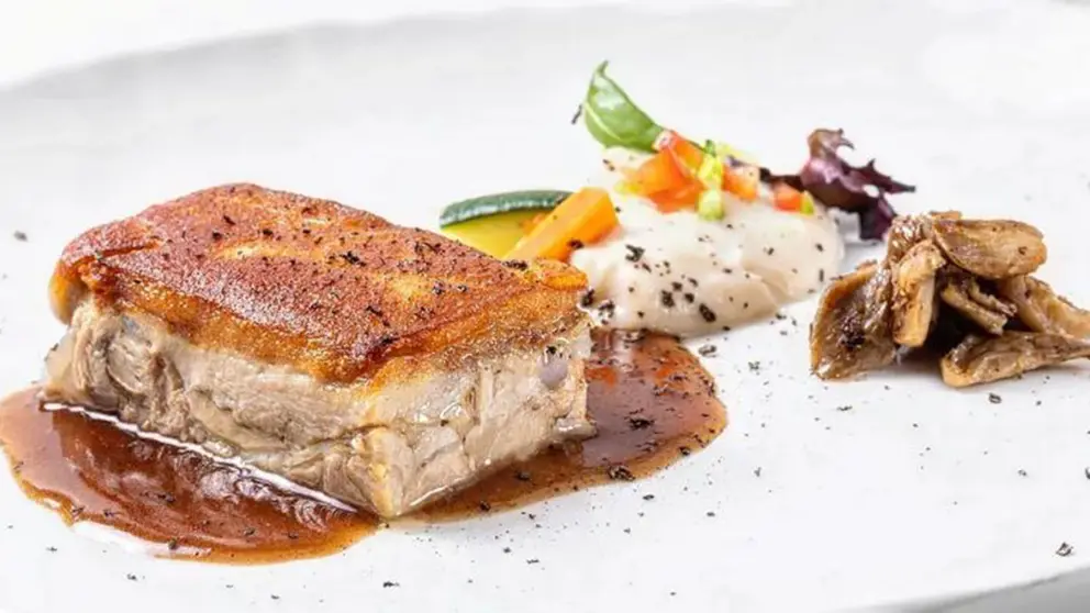 Cochinillo confitado a baja temperatura, puré de ajo dulce y melaza de rosado de Navarra. Restaurante Alhambra.