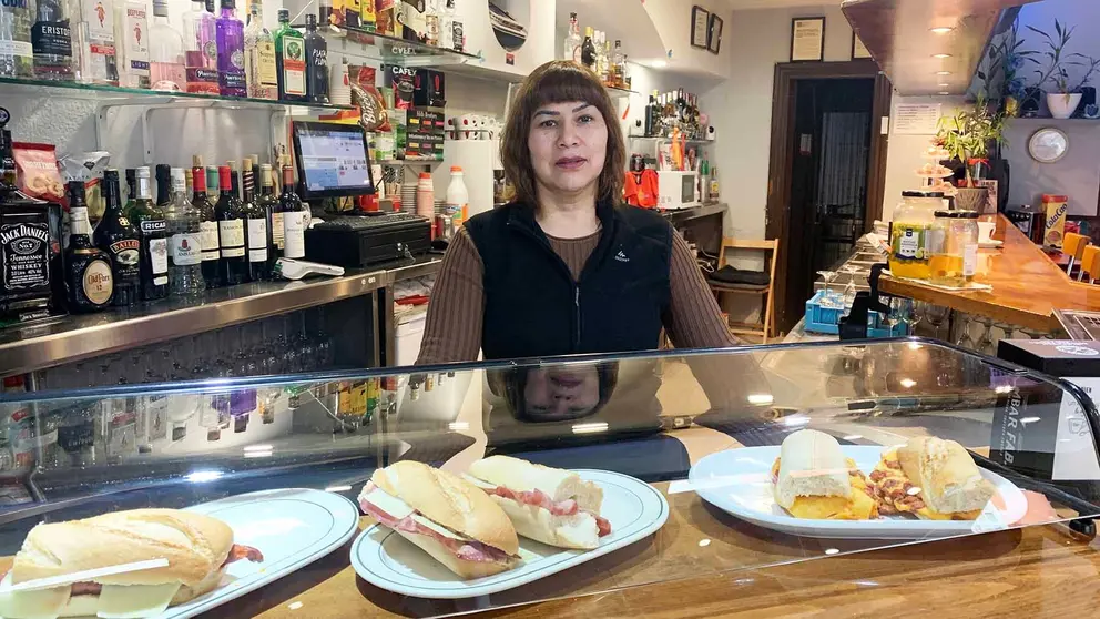 Nora Orellana Sejas en el bar Anduriña en el barrio de la Milagrosa en Pamplona. Navarra.com
