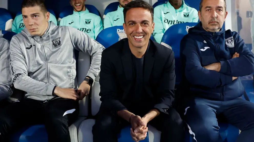 El entrenador del Leganés, Borja Jiménez (c), antes del partido de LaLiga en Primera División que CD Leganés y CA Osasuna disputan este lunes en el Estadio Municipal de Butarque. EFE/Juanjo Martín