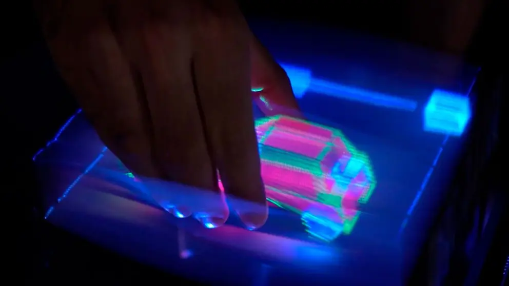 Un coche 3D se agarra con la mano y se gira. UNIVERSIDAD PÚBLICA DE NAVARRA