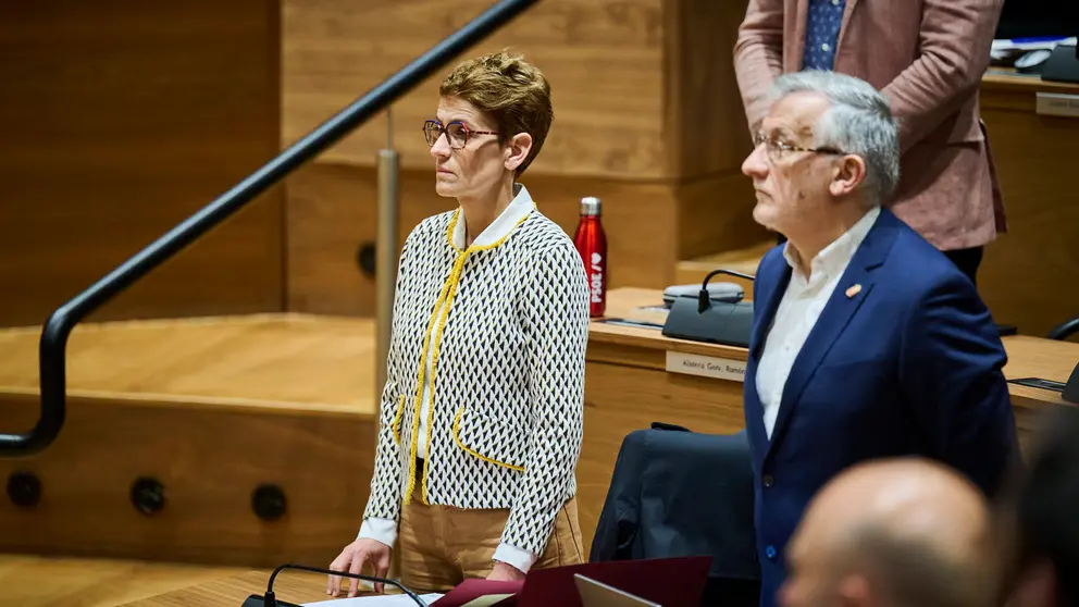 La presidenta María Chivite junto a Féliz Taberna minutos antes de comenzar el pleno del Parlamento. PABLO LASAOSA