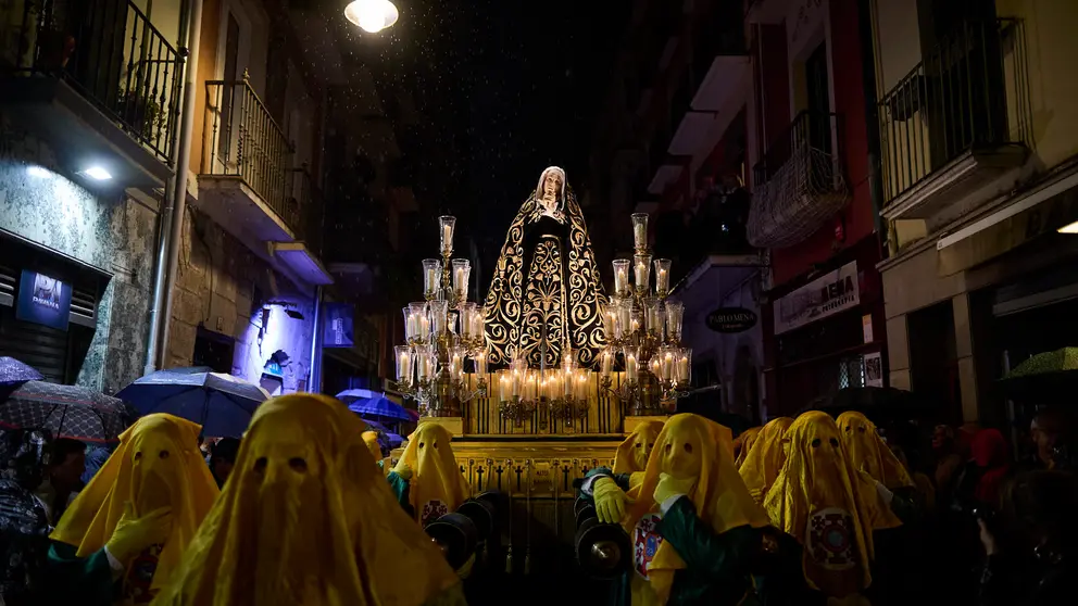 Traslado de la Virgen Dolorosa desde la iglesia de San Lorenzo hasta la Catedral de Pamplona portada por los cofrades de la Hermandad de la Paz y la Caridad durante la Semana Santa 2025. PABLO LASAOSA