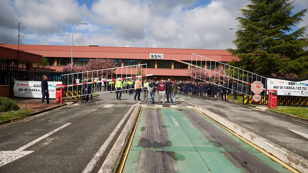 Concentraci&oacute;n de los trabajadores y el comit&eacute; de empresa ante la f&aacute;brica de BSH, junto con la presidenta y el secretario del comit&eacute; europeo de la compa&ntilde;&iacute;a alemana. I&Ntilde;IGO ALZUGARAY