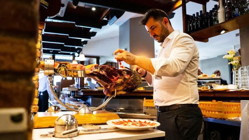 Fermín de Prados cortando a cuchillo finas lonchas del del Jamón Ibérico 100% Bellota Alta Expresión D.O. Los Pedroches. Instagram.