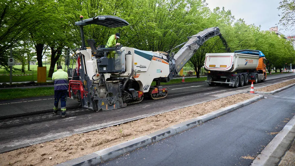 Obras de asfaltado en la avenida de Pío XII de Pamplona. IÑIGO ALZUGARAY
