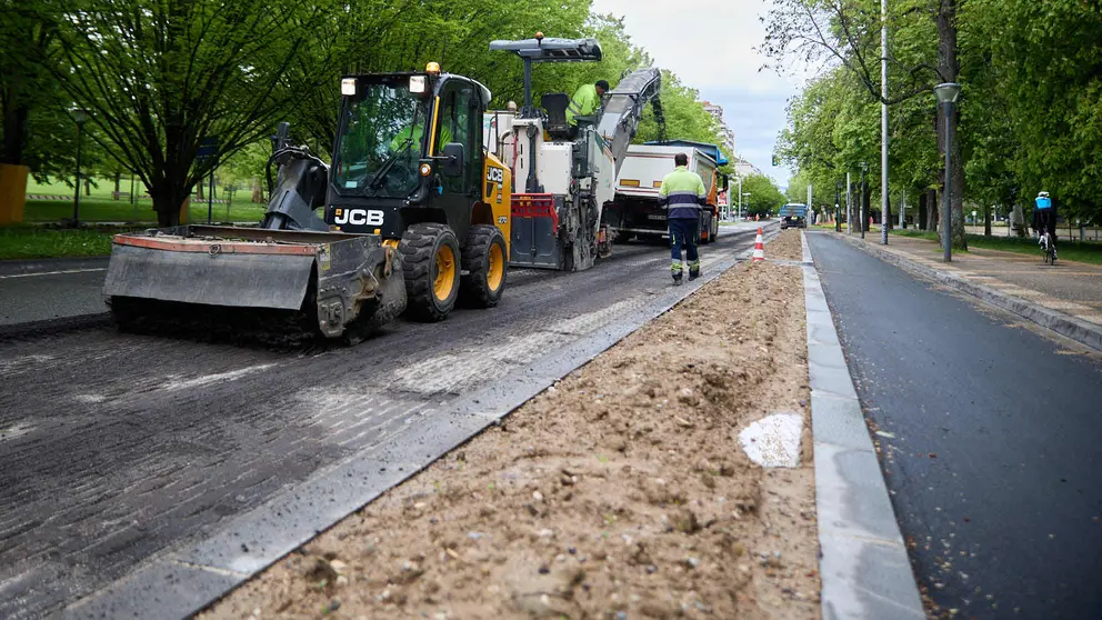 Obras de asfaltado en la avenida de Pío XII de Pamplona. IÑIGO ALZUGARAY