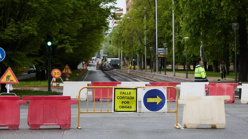 Obras de asfaltado en la avenida de Pío XII de Pamplona. IÑIGO ALZUGARAY