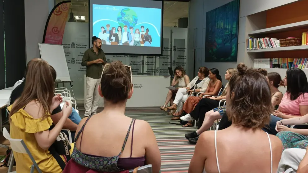 Acción de formación en el Instituto Navarro de la Juventud con jóvenes cooperantes participantes del programa en 2024. GOBIERNO DE NAVARRA