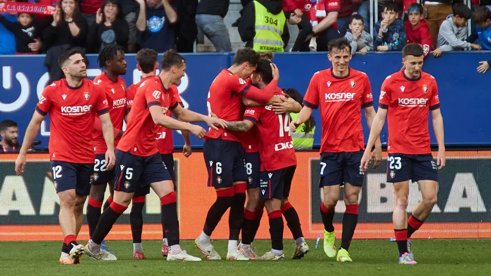 Los jugadores de Osasuna celebran el gol de Rubén García (1-0) durante el partido de La Liga EA Sports entre CA Osasuna y Sevilla FC disputado en el estadio de El Sadar en Pamplona. IÑIGO ALZUGARAY