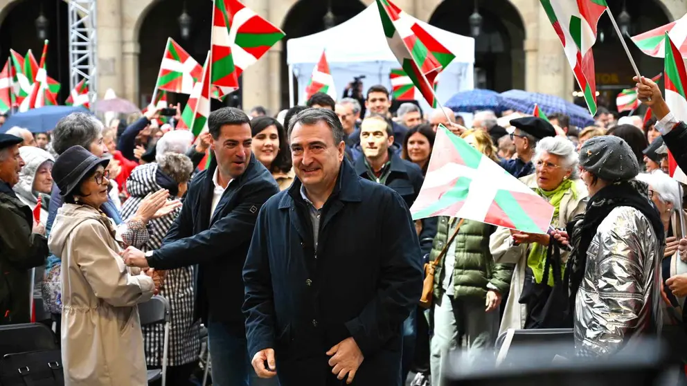 El lehendakari, Imanol Pradales, y el presidente del PNV, Aitor Esteban, a su llegada a un acto del PNV con motivo del Aberri Eguna. David de Haro / Europa Press