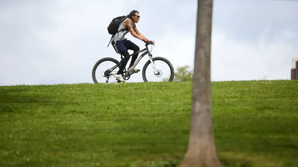 D&iacute;a de viento y paraguas con tiempo gris y chubascos en Pamplona. I&Ntilde;IGO ALZUGARAY