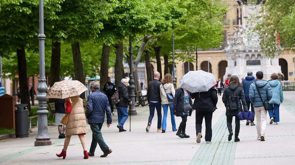 D&iacute;a de viento y paraguas con tiempo gris y chubascos en Pamplona. I&Ntilde;IGO ALZUGARAY