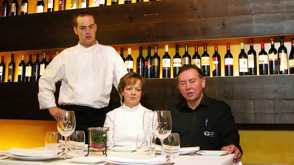 Germán Montoya con sus padres, Puri y José Luis en el restaurante La Galera de Mendavia. Facebook.