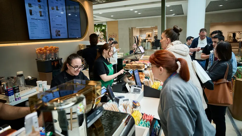 Starbucks inaugura su nueva cafetería en el Centro Comercial la Morea. PABLO LASAOSA
