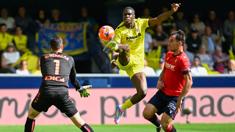 El delantero del Villarreal Thierno Barry (c) remata a la portería del guardameta del Osasuna Herrera (i) este sábado durante el partido de la jornada 34 de LaLiga EA Sports, entre el Villarreal CF y el CA Osasuna, celebrado en el Estadi de la Ceràmica en Villarreal. EFE/ Andreu Esteban