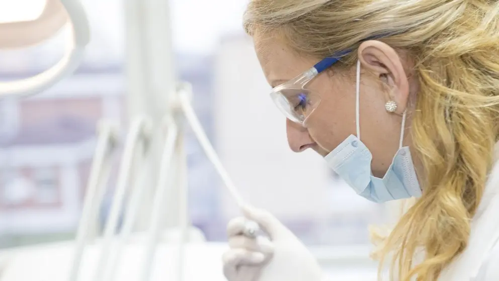 Una doctora durante una investigación. Pixabay
