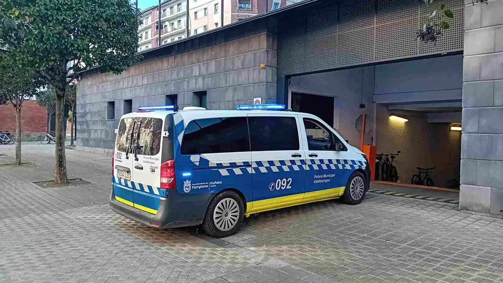 Un furgón policial accediendo a dependencias municipales. POLICÍA MUNICIPAL DE PAMPLONA