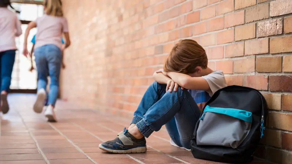 Niño solo en el patio de una escuela. Shutterstock - Rido