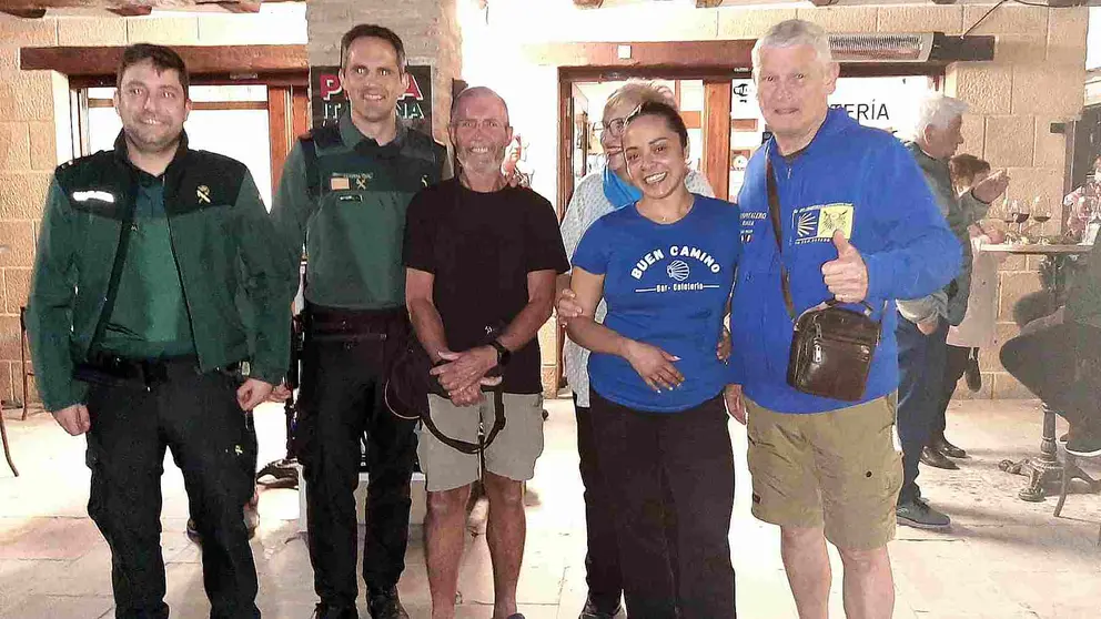 Agentes de la Guardia Civil junto al australiano propietario de la riñonera. GUARDIA CIVIL