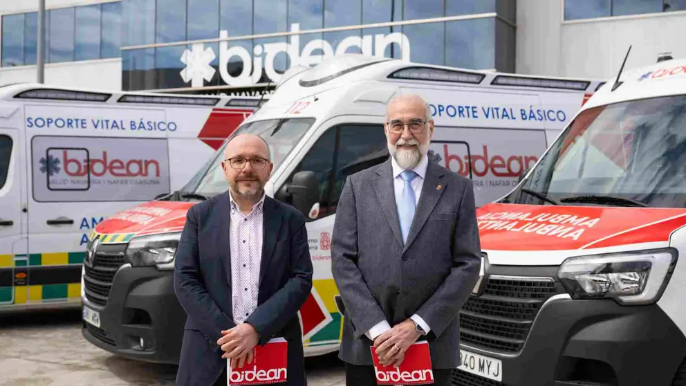 El consejero Domínguez y el director gerente, Alberto Lafuente, junto a varias de las ambulancias y de la sede central de Bidean. GOBIERNO DE NAVARRA