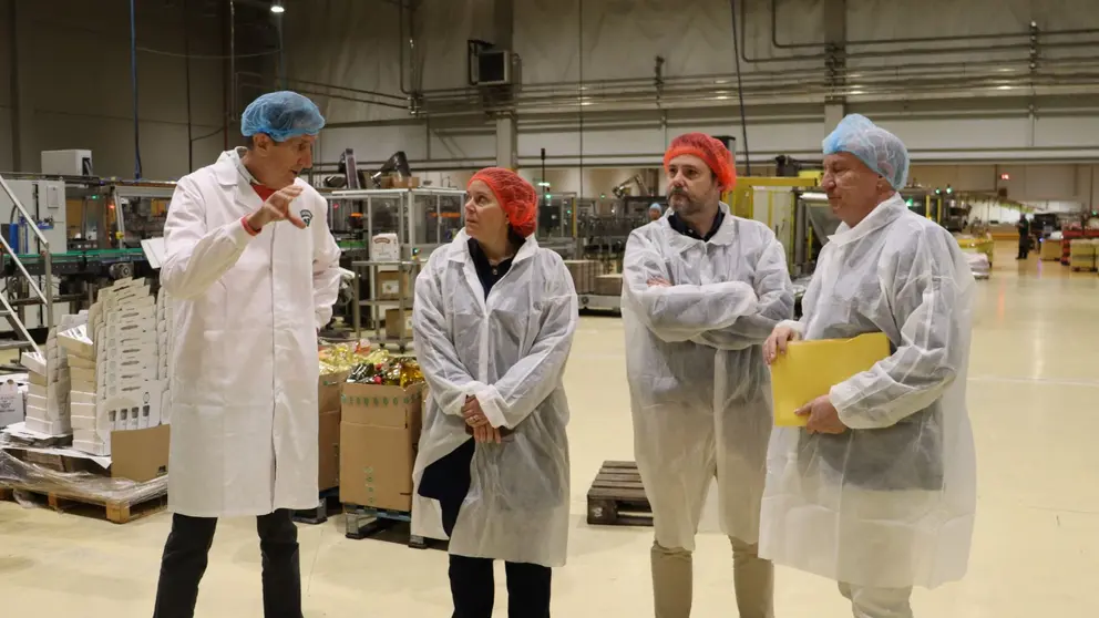 El alcalde y la concejala de Industria visitan Aceites Urzante para
conocer su actividad y sus necesidades. CEDIDA