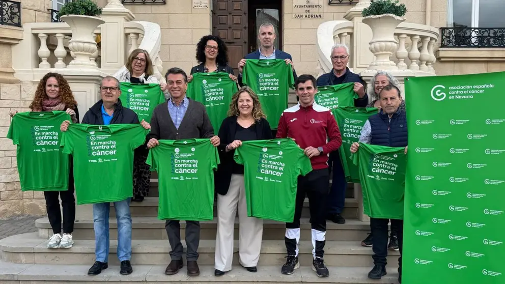 Foto de grupo de patrocinadores y de la AECC en la presentación de la III Marcha Contra el Cáncer en San Adrián. CEDIDA