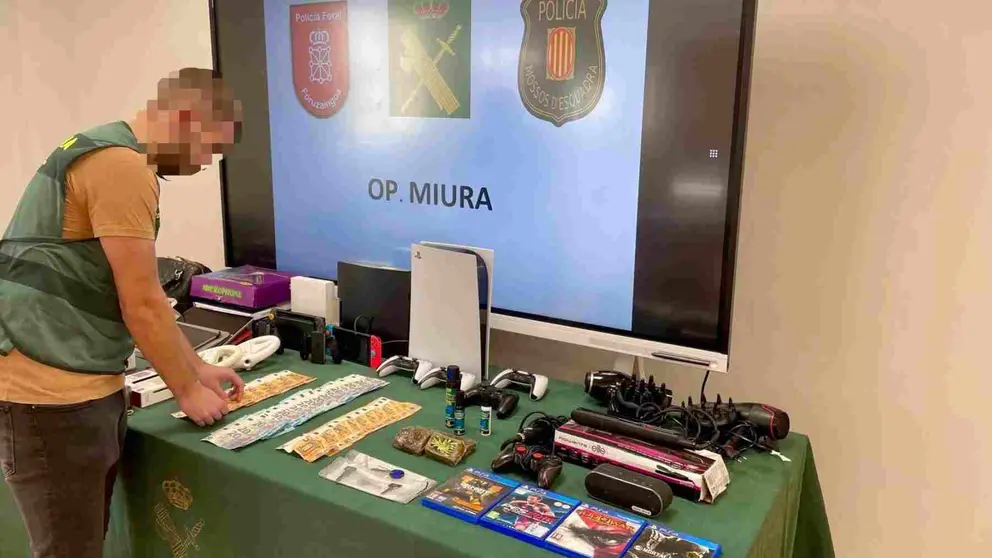 Un agente de la Guardia Civil exhibe los objetos recuperados tras la detenciónde los dos marroquís. GUARDIA CIVIL