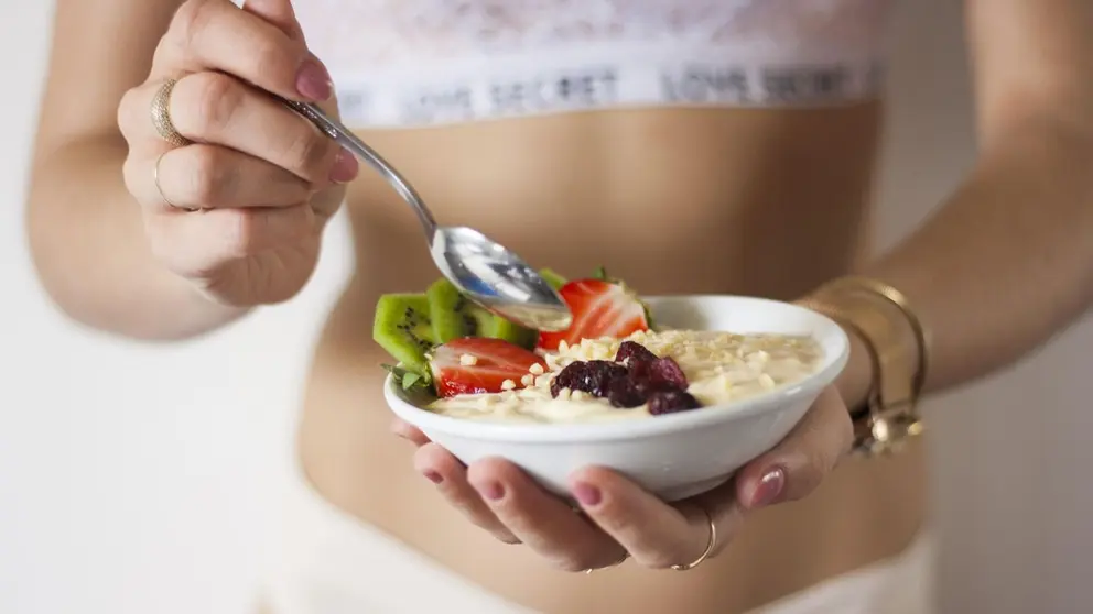 Imagen de una mujer con un cuenco de comida. Pixabay