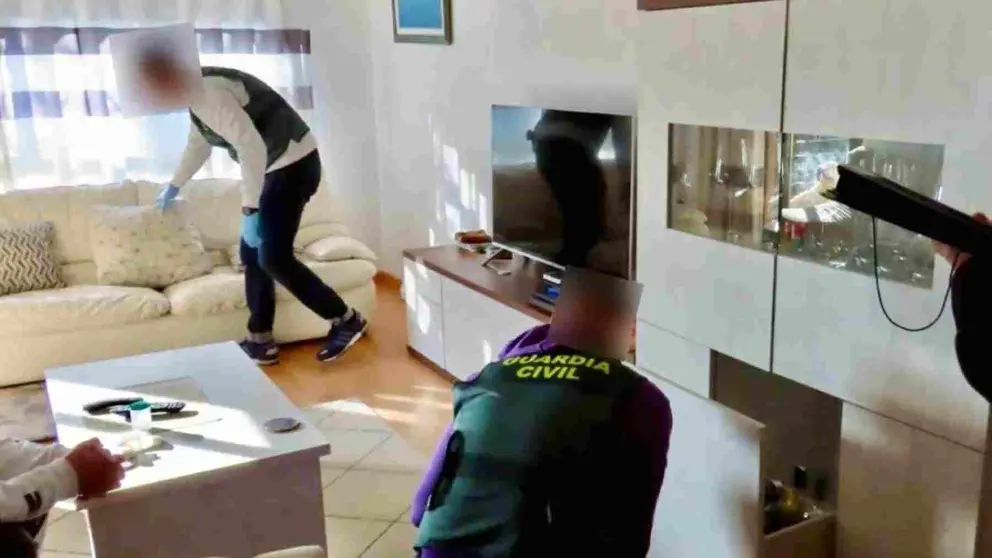Agentes de la Guardia Civil de Navarra durante el registro del domicilio de uno de los investigados. GUARDIA CIVIL