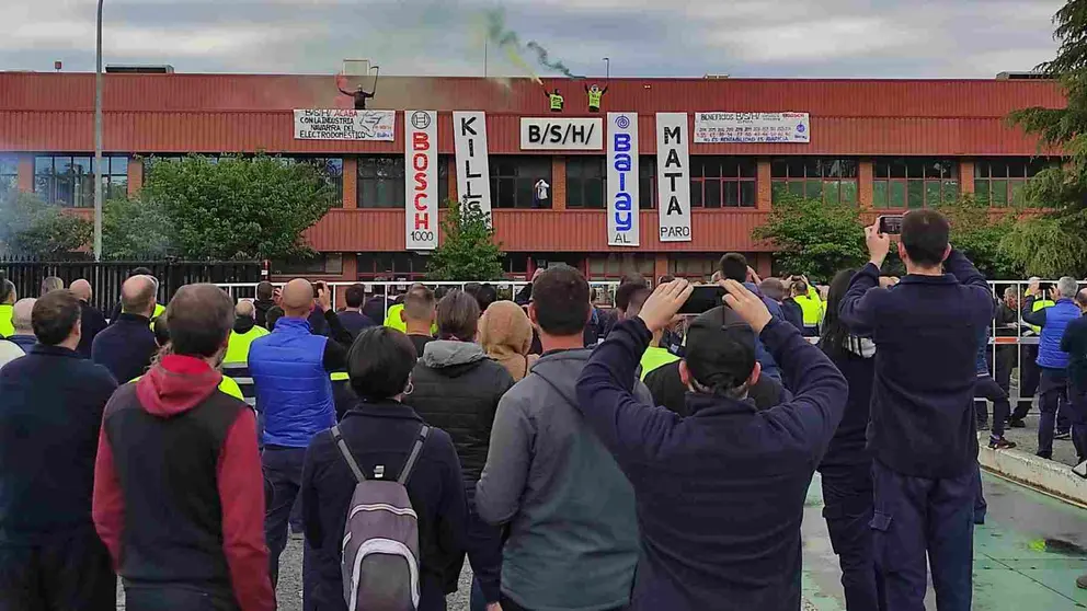 Acción reivindicativa de los trabajadores de BSH a las puertas de la fábrica con pancartas y botes de humo. EUROPA PRESS