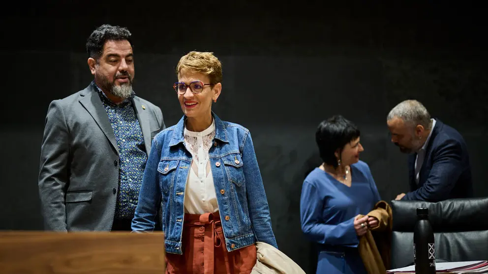Ramón Alzórriz y María Chivite junto a Laura Aznal de EH Bildu minutos antes de comenzar el pleno del Parlamento. PABLO LASAOSA