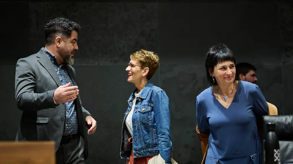 Ramón Alzórriz y María Chivite junto a Laura Aznal de EH Bildu minutos antes de comenzar el pleno del Parlamento. PABLO LASAOSA
