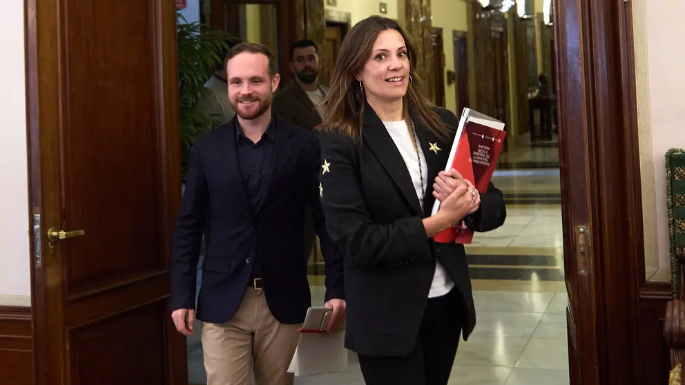 Xabier Sagardoy y Marina Curiel en el Pleno ordinario del Ayuntamiento de Pamplona. IÑIGO ALZUGARAY