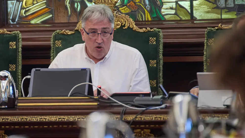 Joseba Asirón en el Pleno ordinario del Ayuntamiento de Pamplona. IÑIGO ALZUGARAY