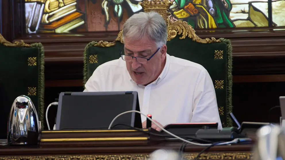 Joseba Asirón en el Pleno ordinario del Ayuntamiento de Pamplona. IÑIGO ALZUGARAY