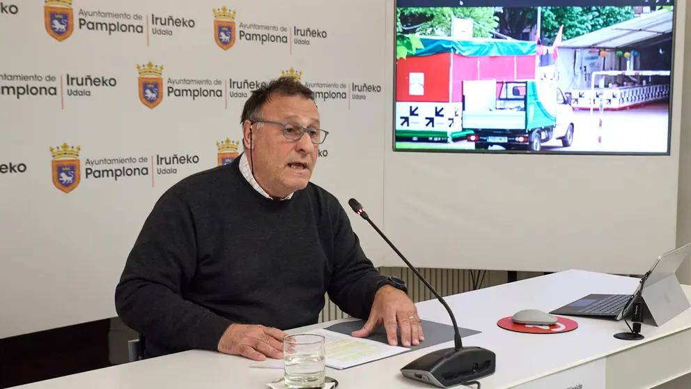 El concejal de UPN en Pamplona, Javier Labairu, comenta los hechos ocurridos durante las fiestas de la Txantrea. IÑIGO ALZUGARAY