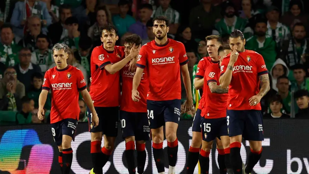 El delantero croata de Osasuna Ante Budimir (2i), celebra su gol contra el Betis, durante el partido de la jornada 35 de LaLiga EA Sports, este domingo en el estadio Benito Villamarín en Sevilla.-EFE/ Julio Muñoz