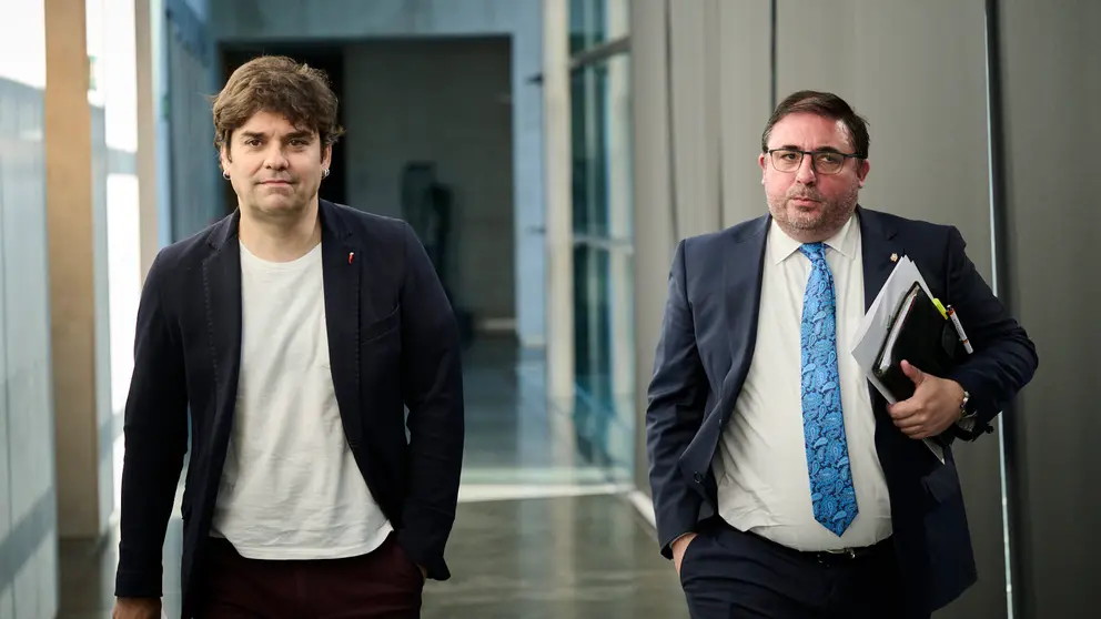 Pablo Azcona de Geroa Mai y Unai Hualde presidente del Parlamento en su llegada a la Mesa y Junta de Portavoces del Parlamento. PABLO LASAOSA