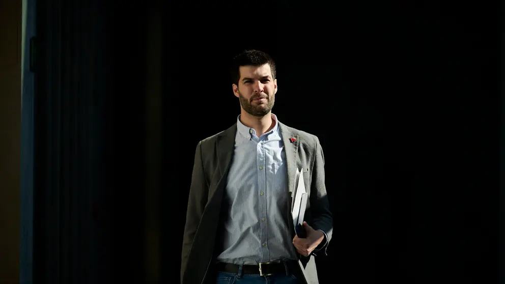 Carlos Guzm&aacute;n de Contigo Navarra en su llegada a la Mesa y Junta de Portavoces del Parlamento. PABLO LASAOSA