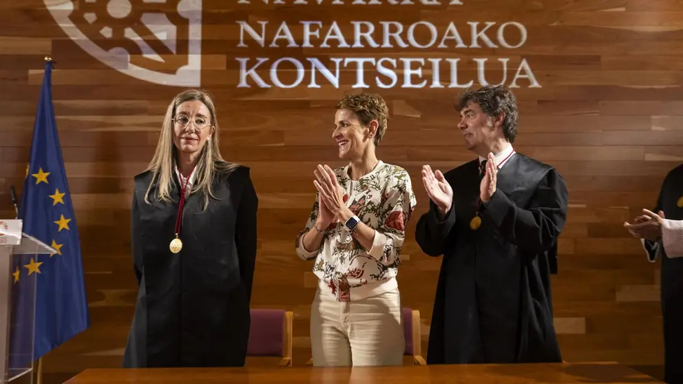 La nueva presidenta del Consejo de Navarra, Ana Clara Villanueva (i), junto a la presidenta del Gobierno de Navarra, María Chivite, y al integrante del Consejo de Navarra, Eduardo Santos. IRATI AIZPURUA / GOBIERNO DE NAVARRA