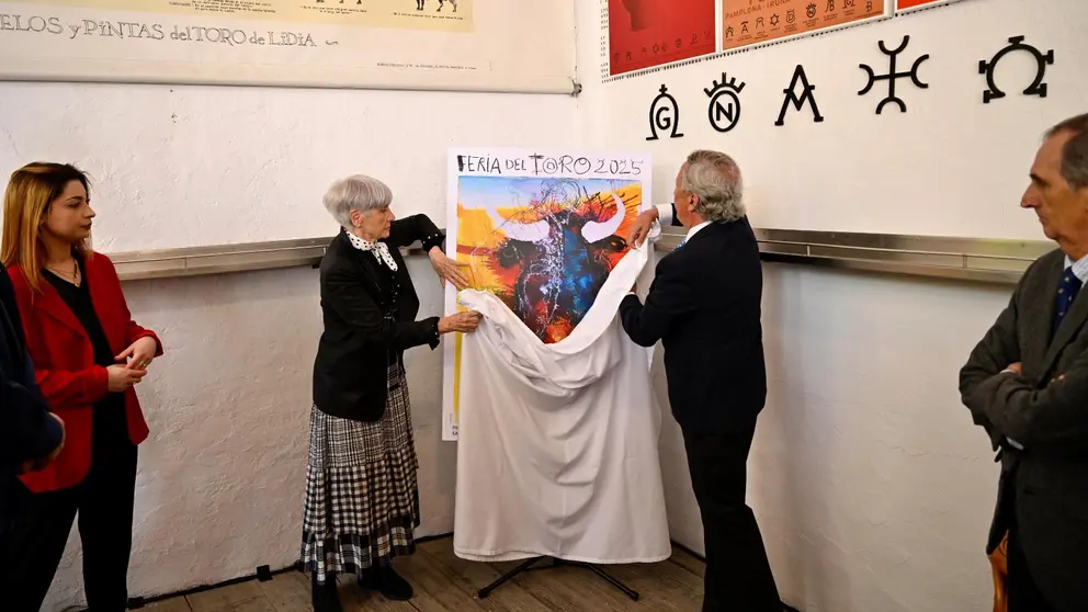Camino Oslé y José Mª Marco desvelan el cartel de la Feria del Toro de 2025, obra de Miquel Barceló. PABLO LASAOSA