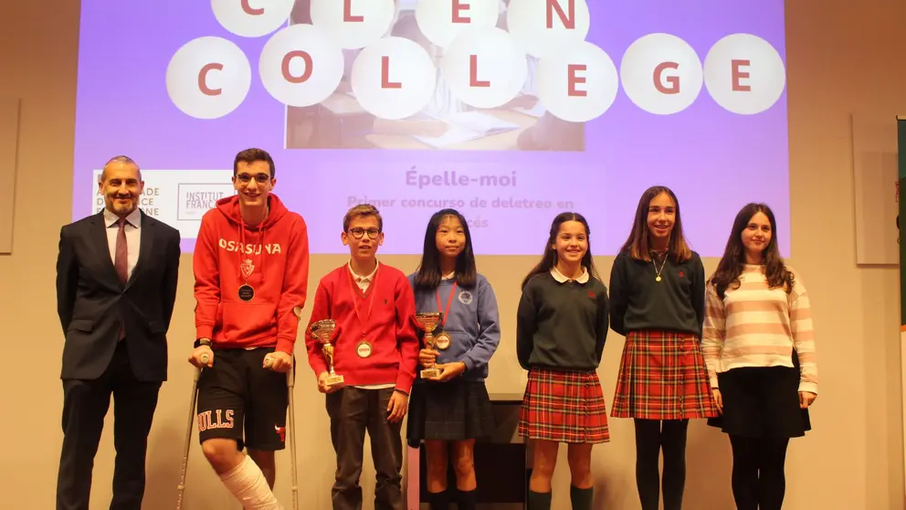 Ganadores y segundos clasificados como mejores deletreadores en francés con el cónsul honorario de Francia. CEDIDA