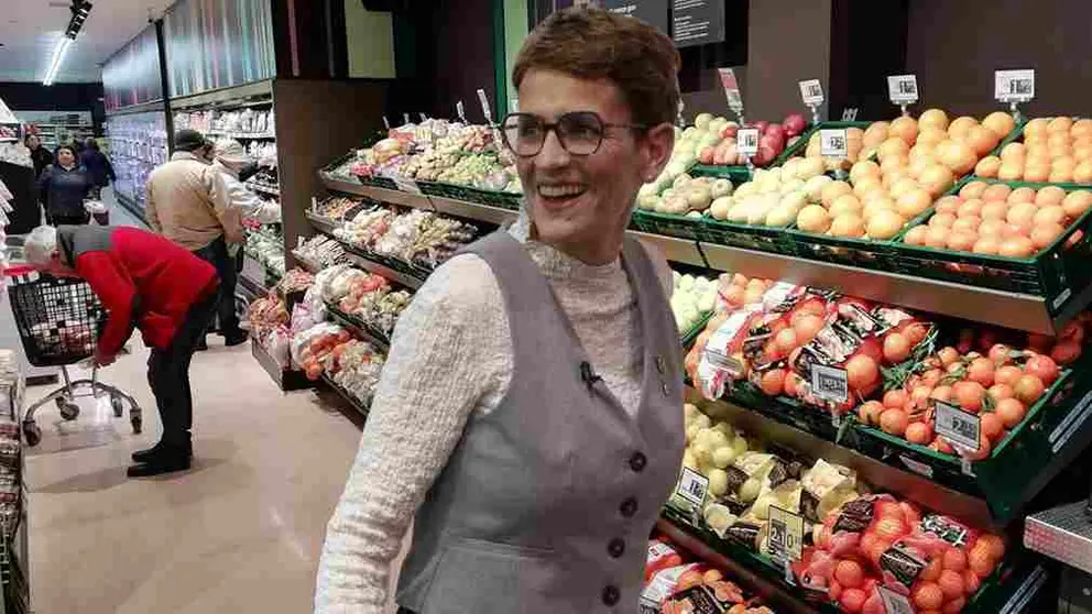 Fotomontaje de María Chivite sobre una foto de un supermercado.