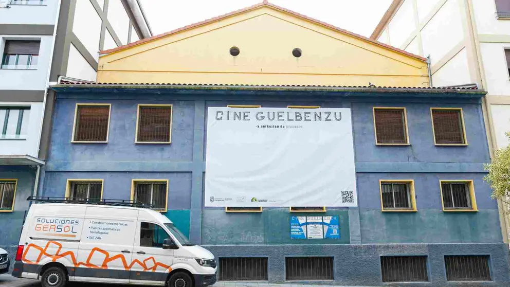 Fachada del cine Guelbenzu, en la confluencia de las calles calles Manuel de Falla y Juan María Guelbenzu y la plaza del Mochuelo. AYUNTAMIENTO DE PAMPLONA