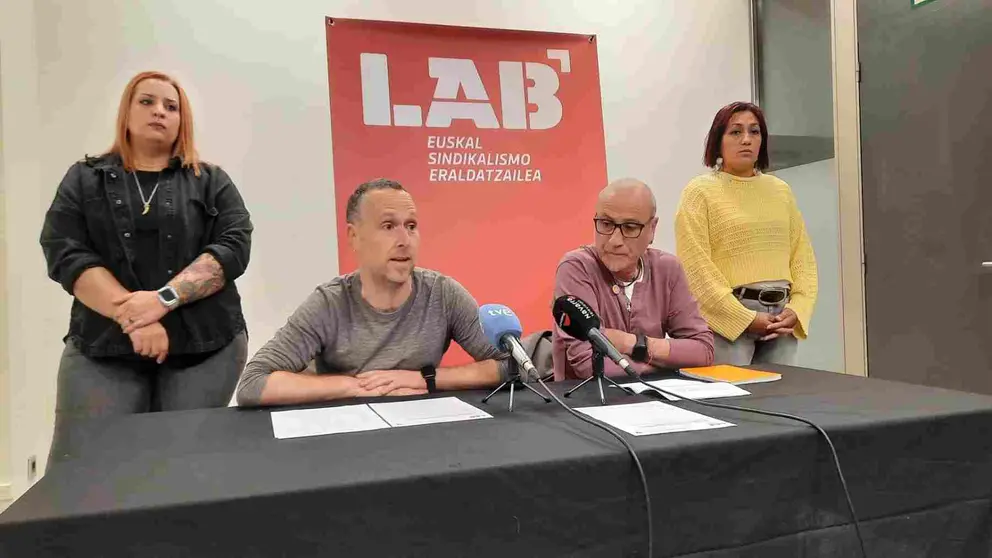 Rueda de prensa de delegados de LAB en Sunsundegui y representantes del sindicato en la Sakana. - LAB