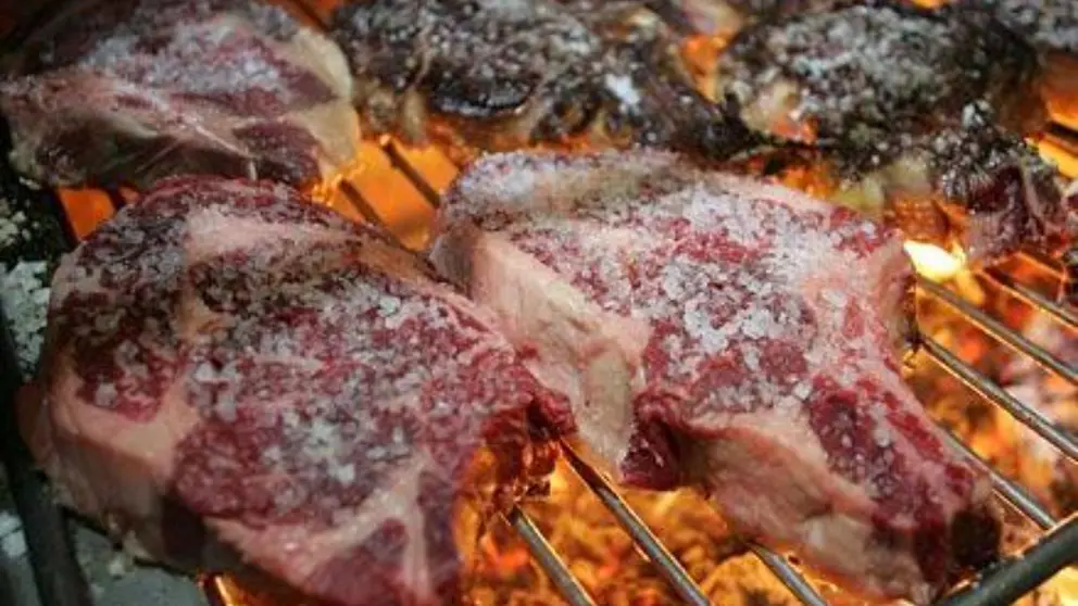 Imagen de unos chuletones en la parrilla de la sidrería Etxesakar de Garísoain. SIDRERÍA ETXESAKAR