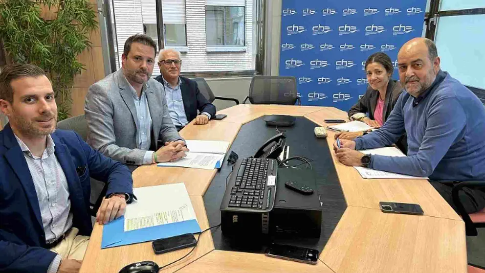 El alcalde de Tudela, Alejandro Toquero, en la reunión con responsables de la Confederación Hidrográfica del Ebro. AYUNTAMIENTO DE TUDELA