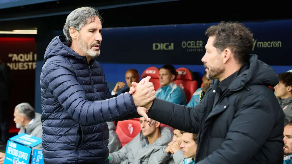 Vicente Moreno (entrenador CA Osasuna) y Diego Pablo Simeone (entrenador Atlético Madrid) durante el partido de La Liga EA Sports entre CA Osasuna y Atlético Madrid disputado en el estadio de El Sadar en Pamplona. IÑIGO ALZUGARAY