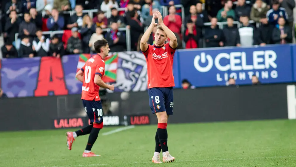 Pablo Ibáñez (8. CA Osasuna) durante el partido de La Liga EA Sports entre CA Osasuna y Atlético Madrid disputado en el estadio de El Sadar en Pamplona. IÑIGO ALZUGARAY