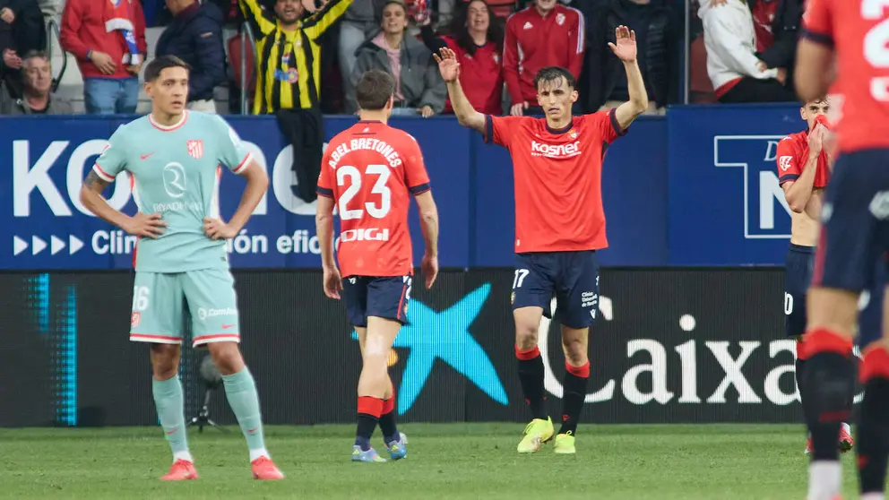 Los jugadores de Osasuna celebran el gol de Ante Budimir (2-0) durante el partido de La Liga EA Sports entre CA Osasuna y Atlético Madrid disputado en el estadio de El Sadar en Pamplona. IÑIGO ALZUGARAY